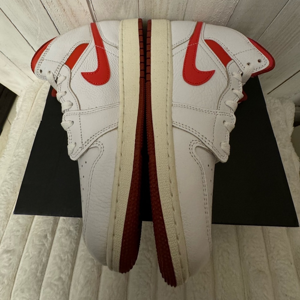 Air Jordan 1 Mid SE - Lobsters - Basketball Shoes Size - 5.5Y / 7W - Picture 3 of 11